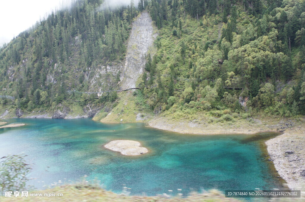 山间幽蓝湖泊美景