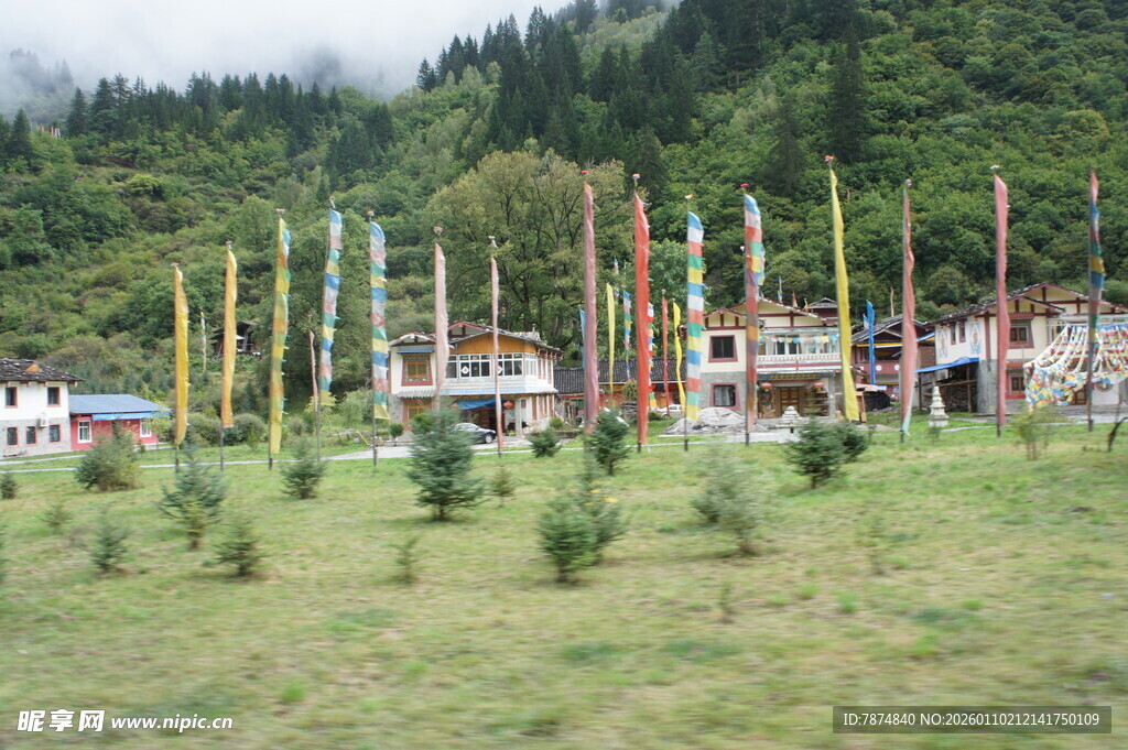 藏区村落飘扬的多彩经幡