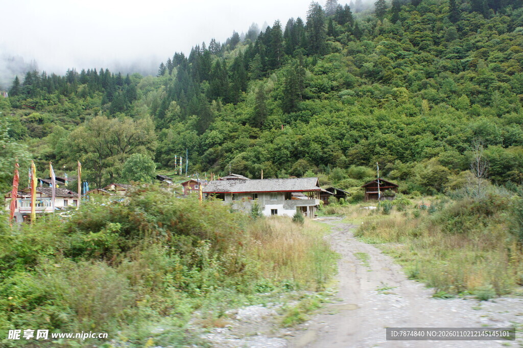 山间村落的质朴乡间小路