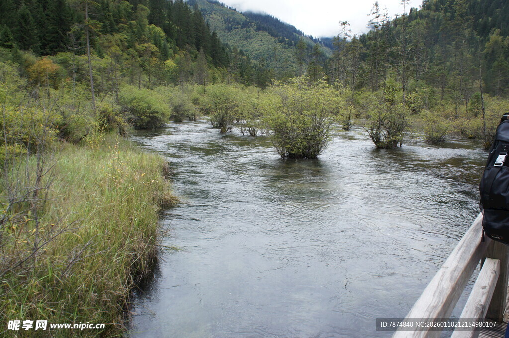 泛舟于山间清幽小河