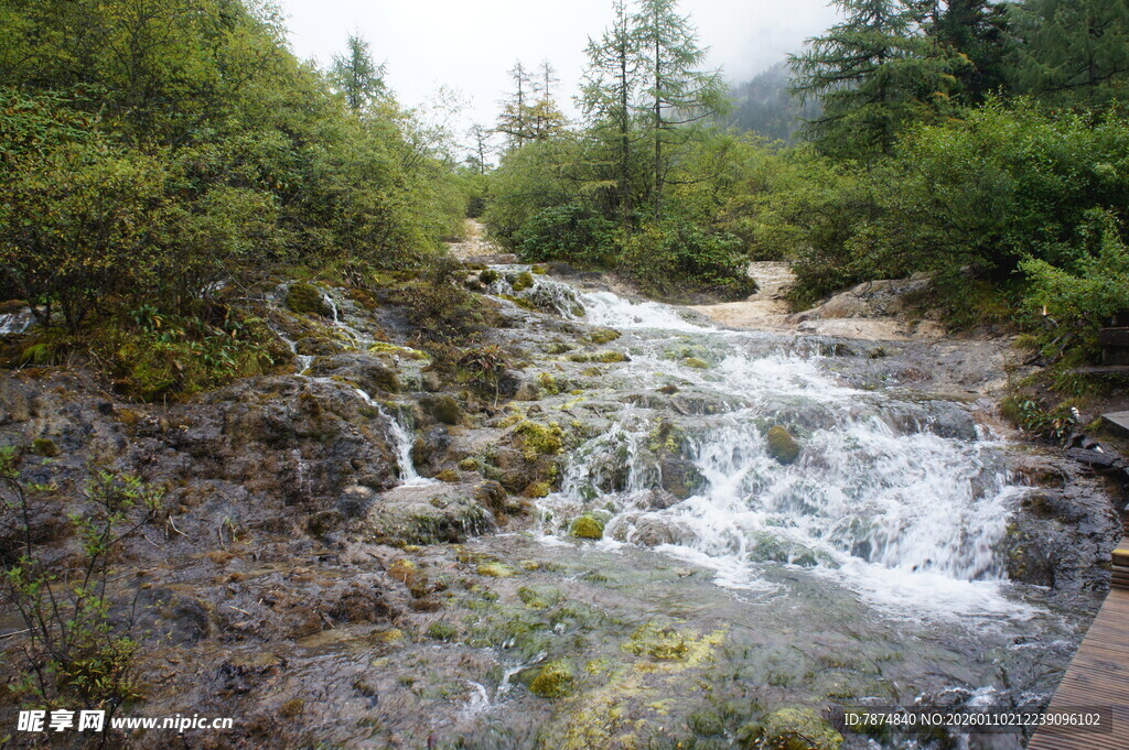 山间溪流潺潺的自然美景