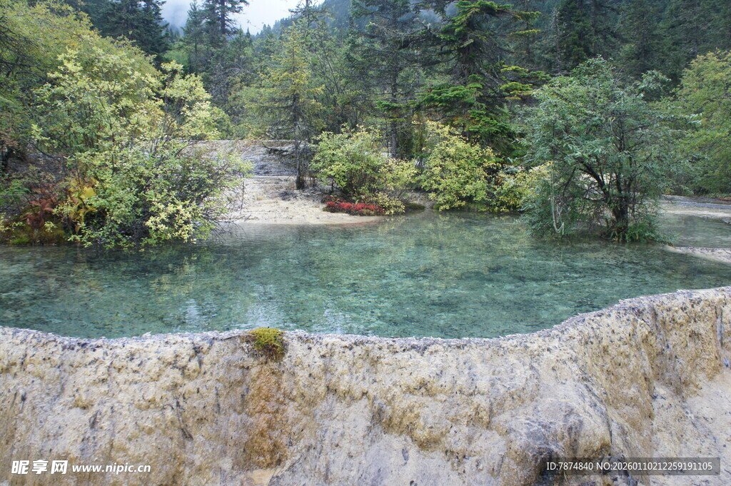 山间清澈幽潭美景