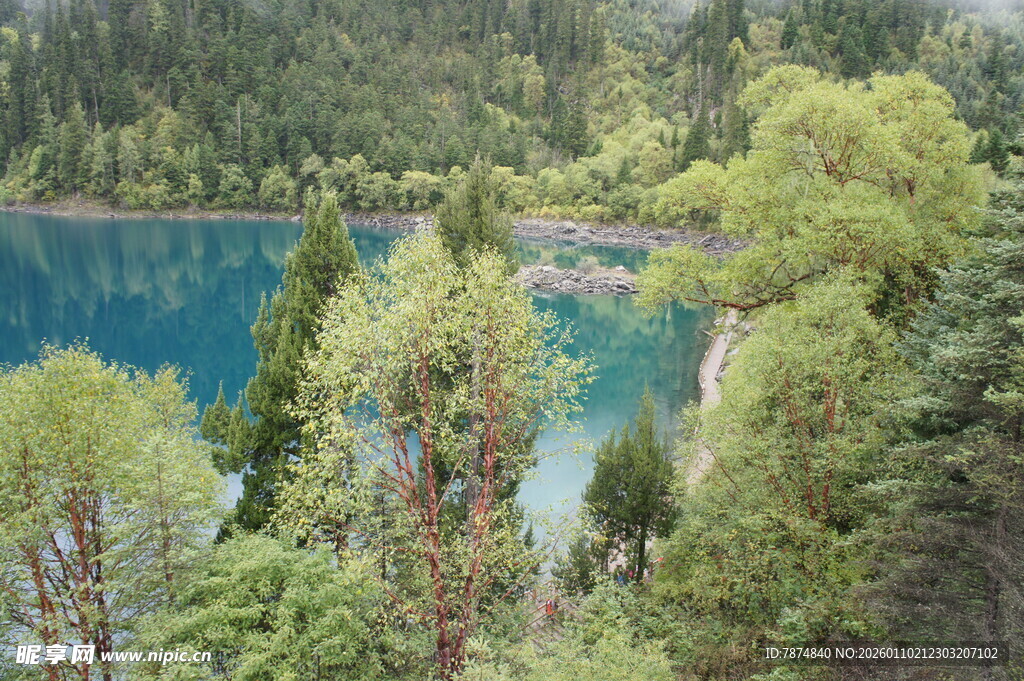 山林环绕的静谧蓝色湖泊