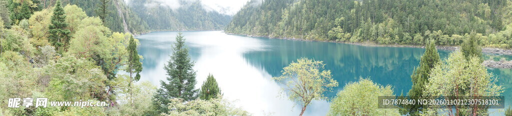 山间云雾缭绕的秀丽湖景