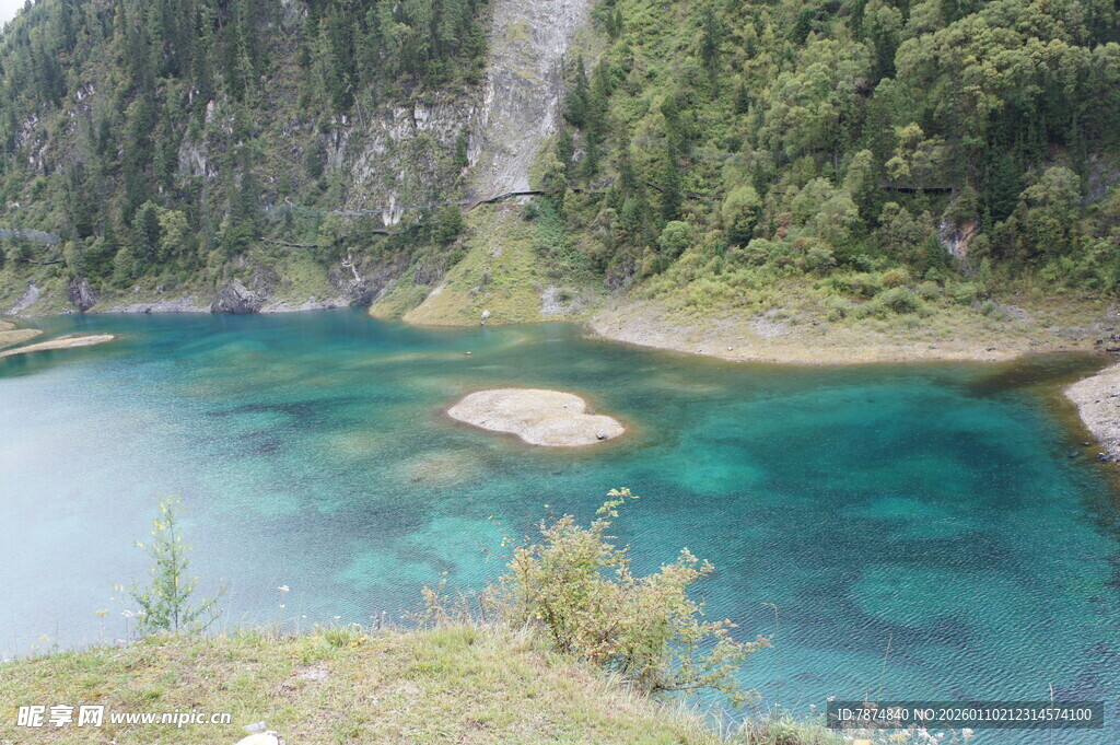 山间蓝绿色清澈美丽湖泊