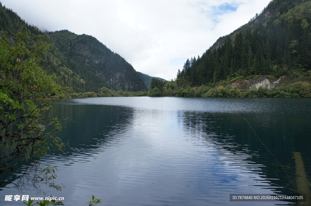 山间静谧湖泊美景