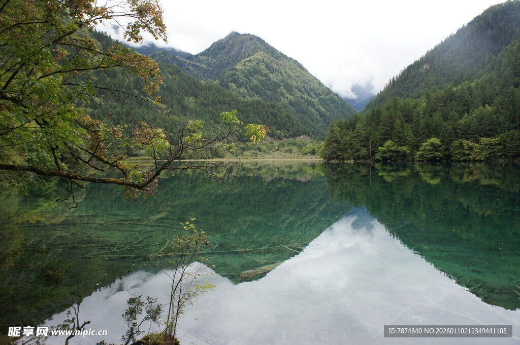 静谧山水湖景图