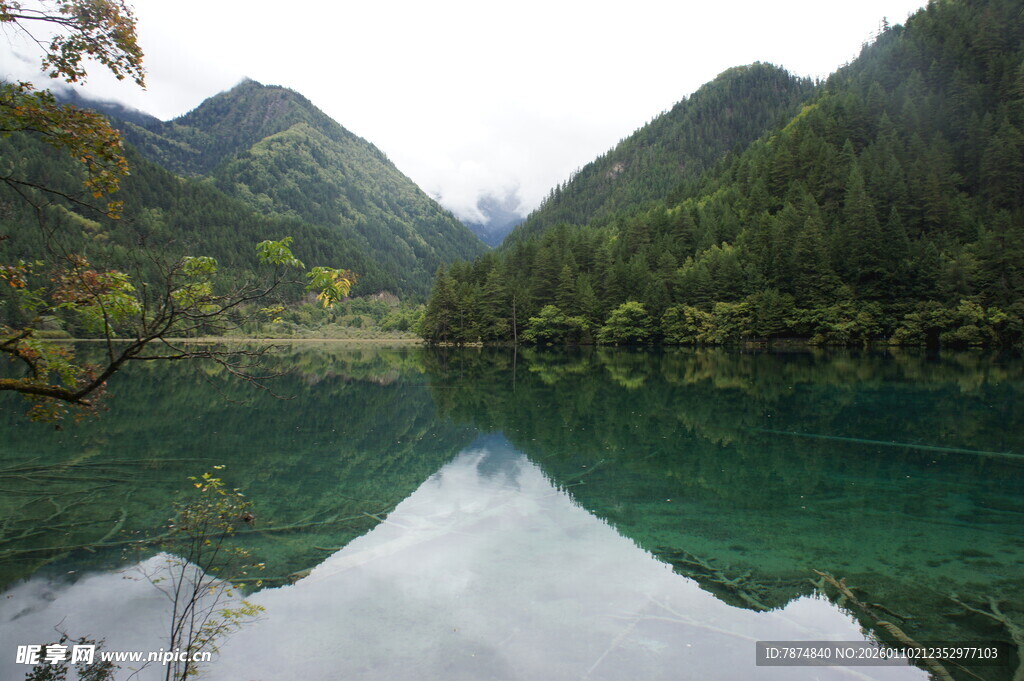 山间碧湖 自然静谧之景