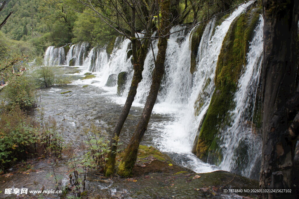 山间秀丽瀑布溪流景观