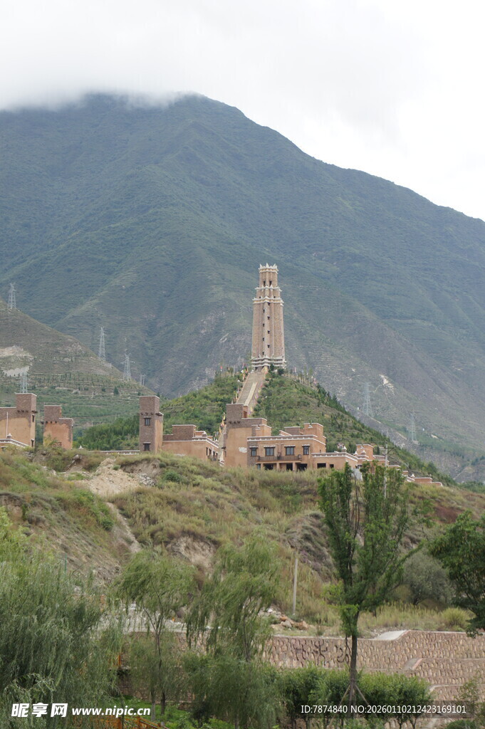 山间古老碉楼风景