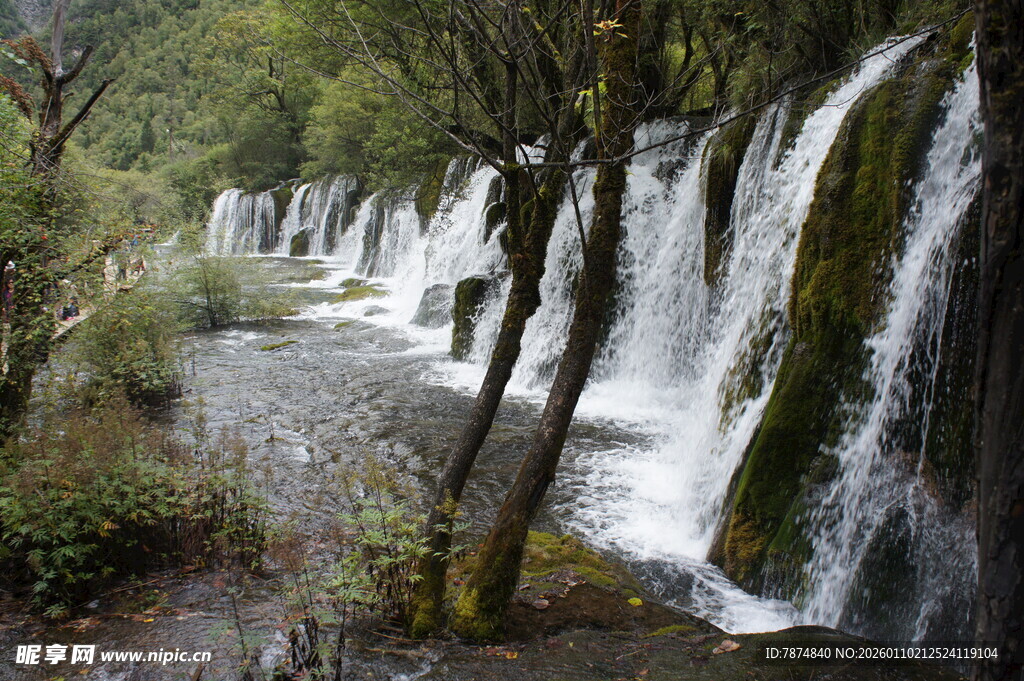 山间秀丽瀑布景观