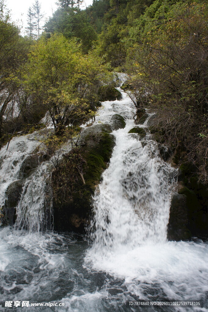 山间溪流瀑布美景
