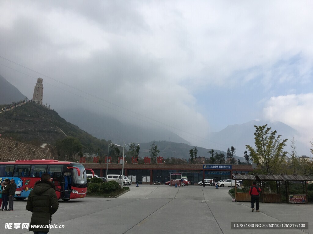 城市广场与远山景观