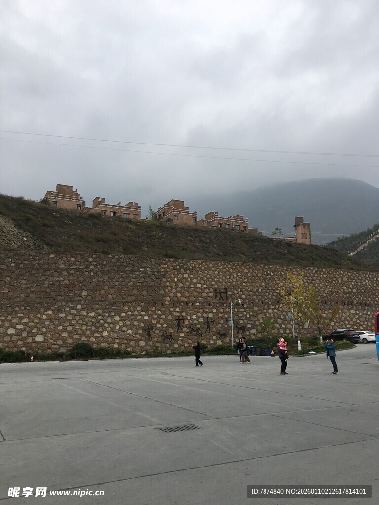 阴天时的户外开阔场景