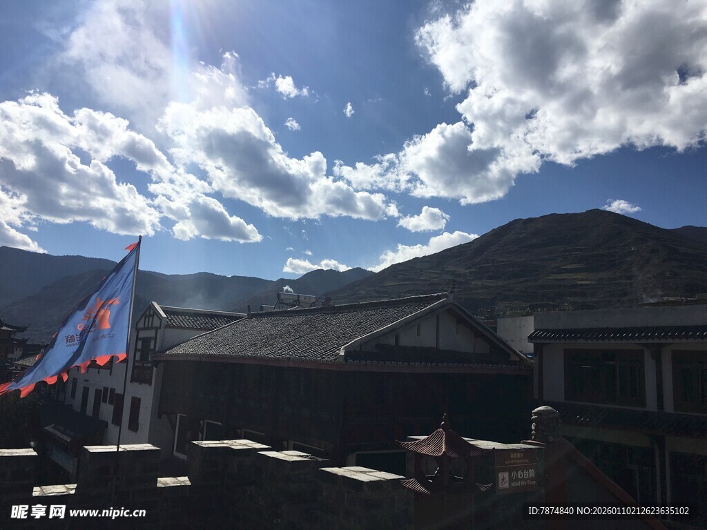 蓝天白云下的中式建筑景观