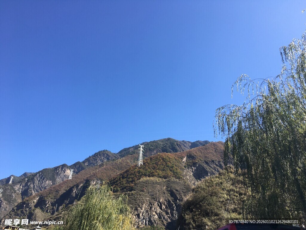 蓝天映衬下的山峦与植被