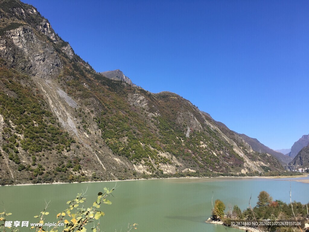 青山绿水间的秀丽江景