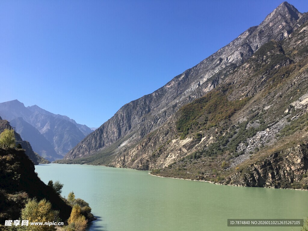 壮丽山河间的碧绿江水