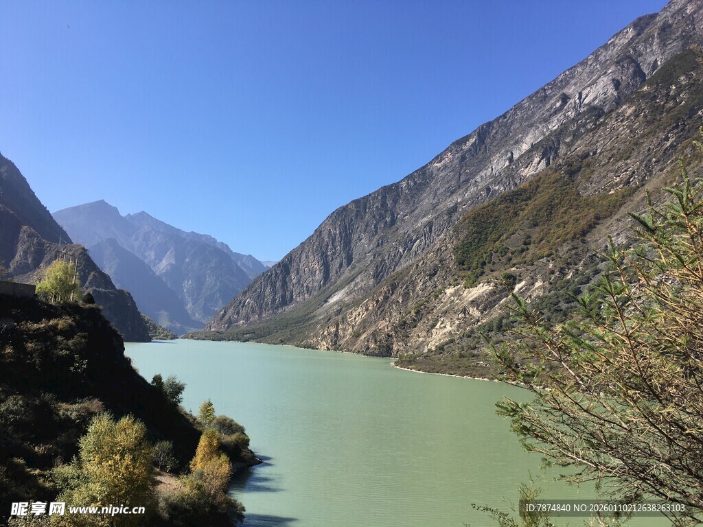 青山绿水间的秀丽河谷