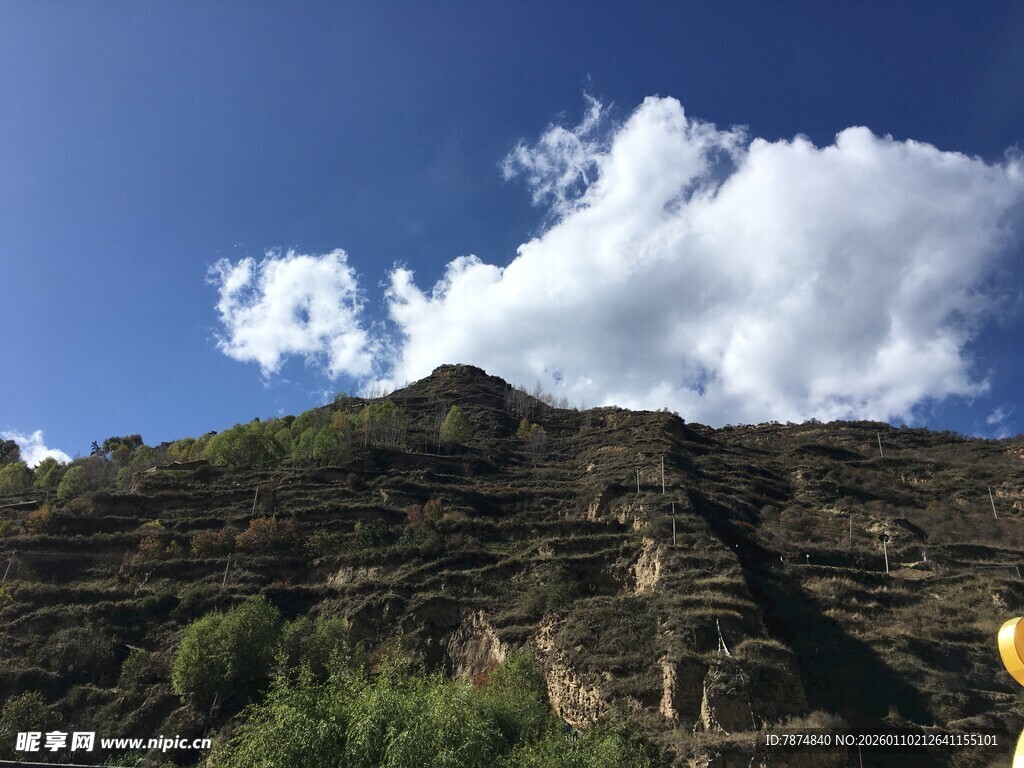 蓝天青山间的壮丽风光