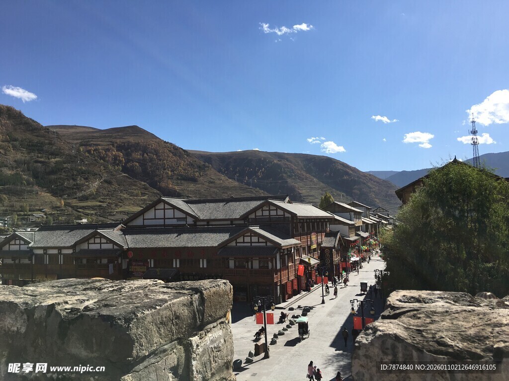 古城风光 游人漫步古街