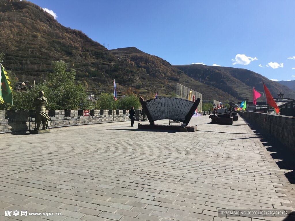 户外开阔广场与远山风景