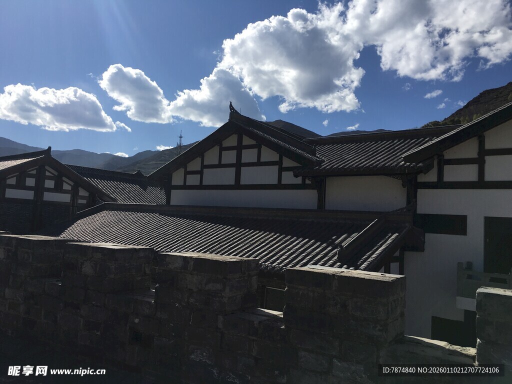 中式古建筑与蓝天白云