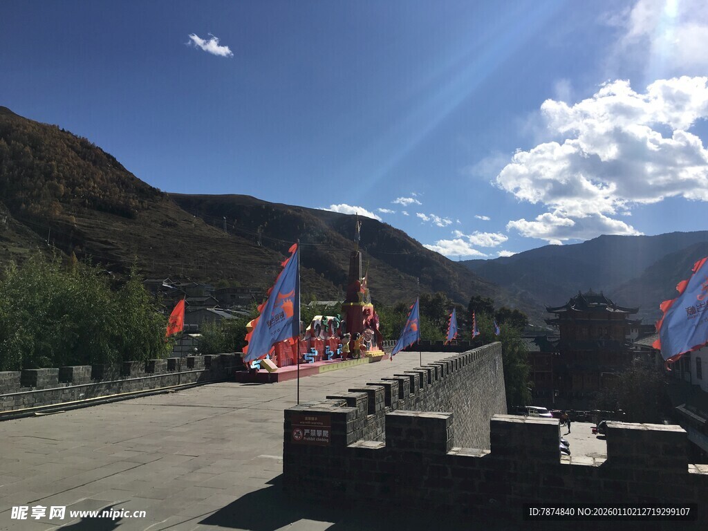 藏区道路边飘扬的五彩经幡