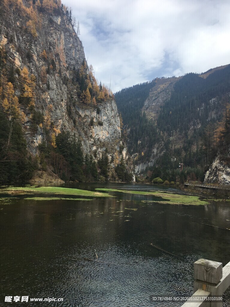 山间宁静湖泊美景