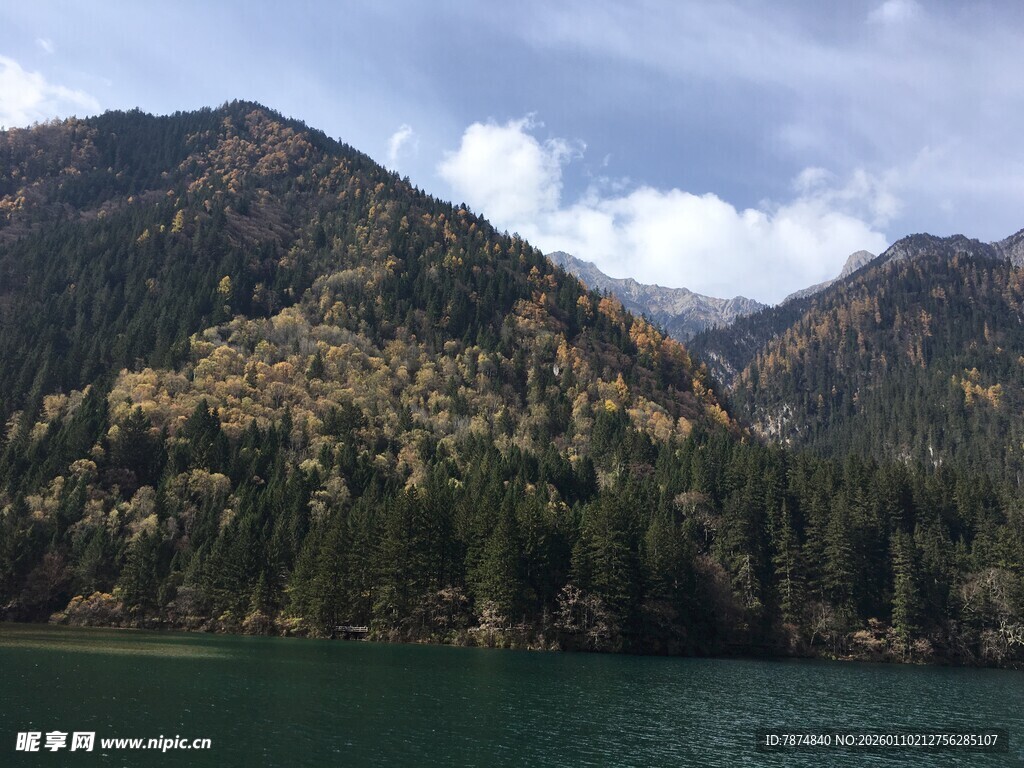 青山绿水间的秀丽湖景