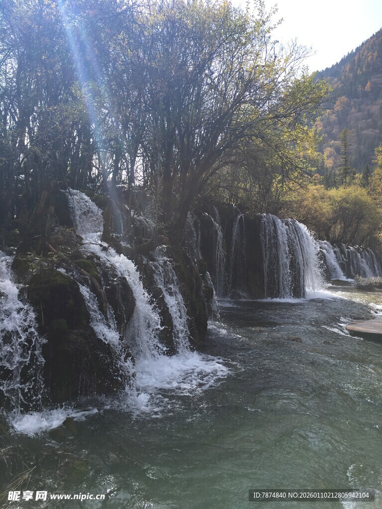 山间瀑布潺潺流水景观