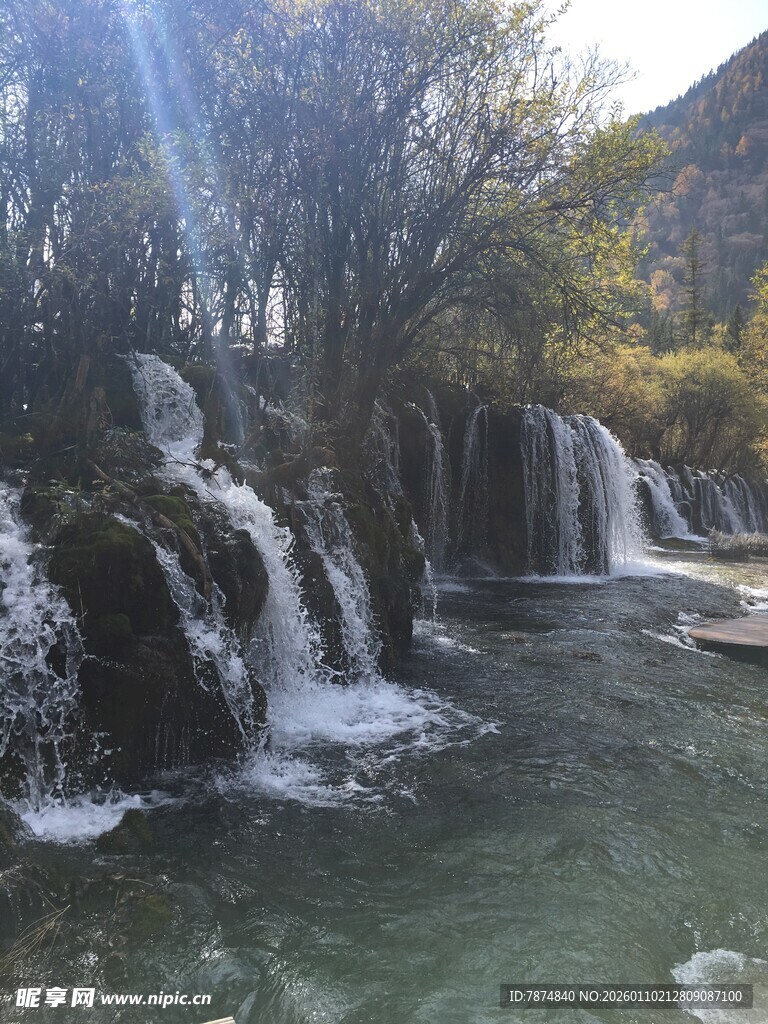 山间瀑布溪流自然美景