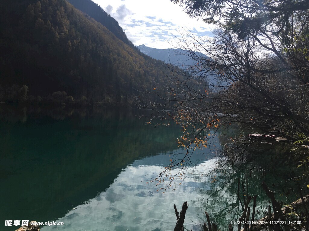 青山绿水间的静谧湖泊