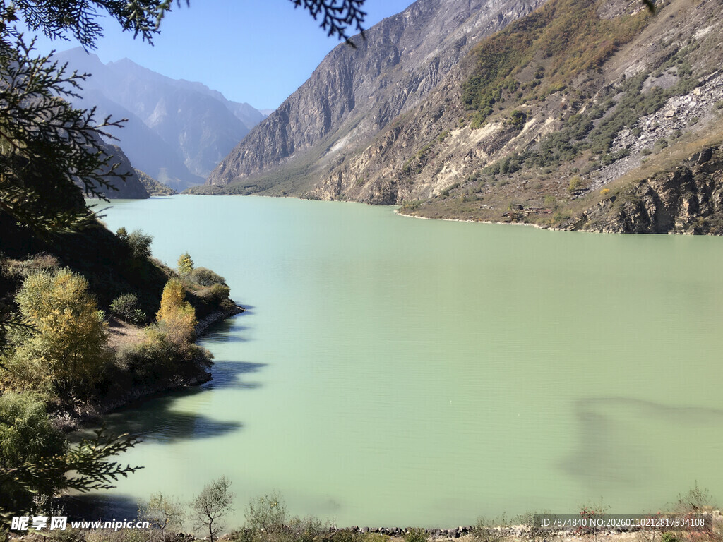 青山环抱的碧绿湖泊