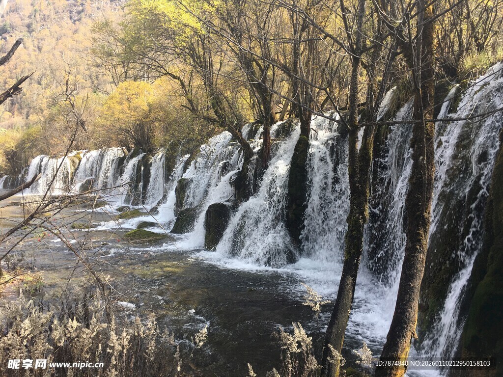 秋日山间层叠瀑布美景