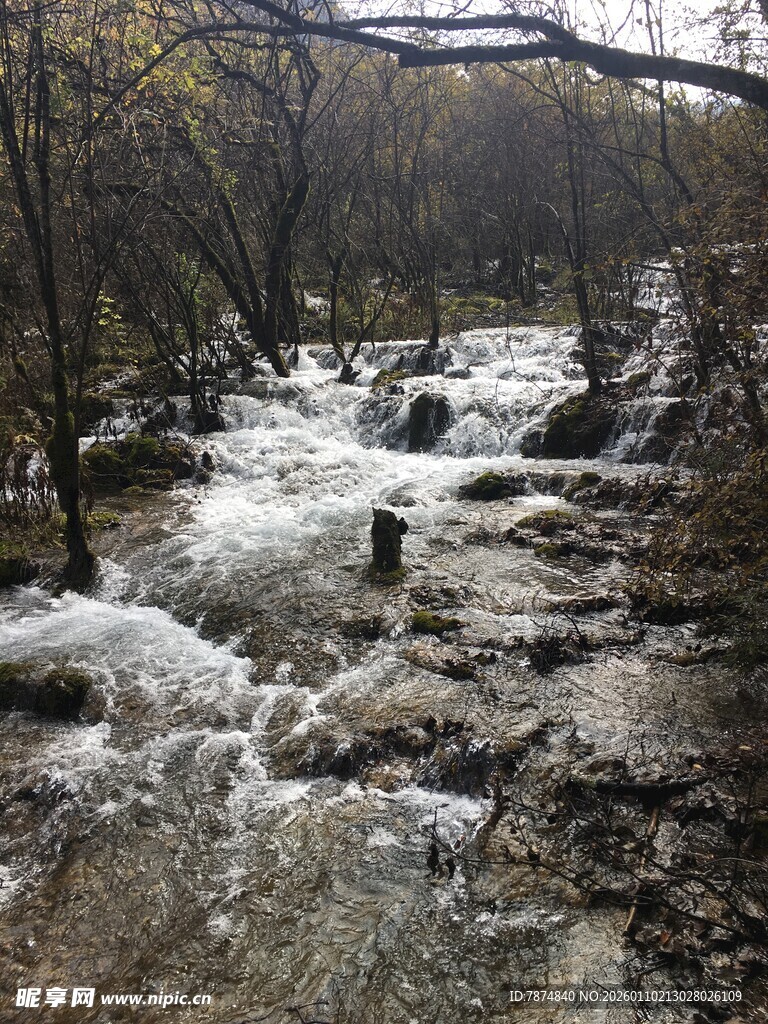 山间湍急溪流