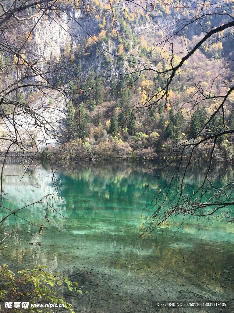 山间碧绿湖水自然美景