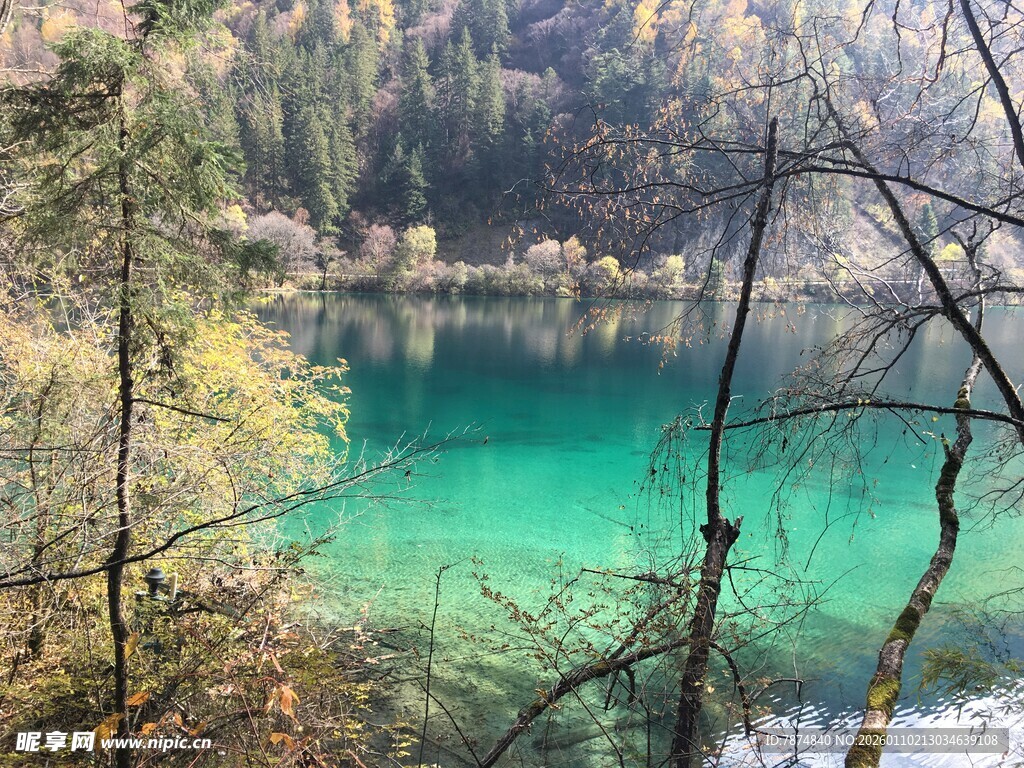 山间碧绿清澈的宁静湖泊