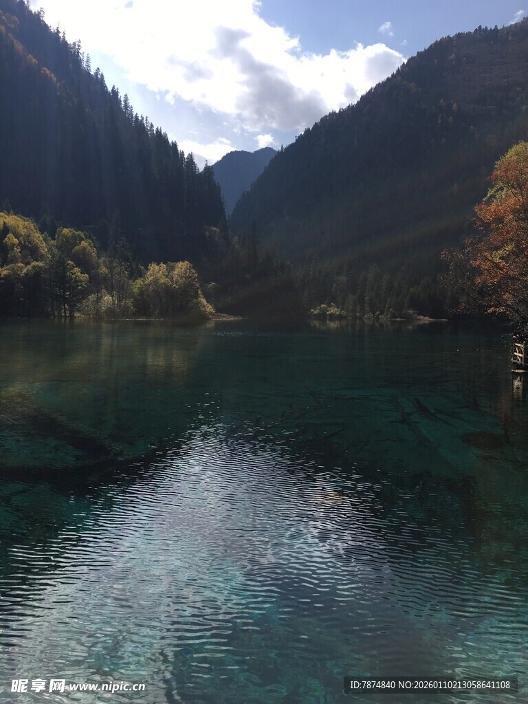 清澈高山湖泊美景