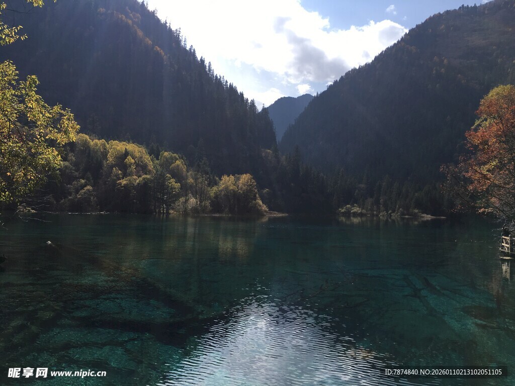 山间幽蓝澄澈湖泊美景