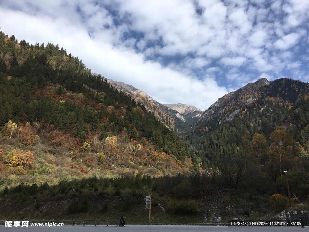 山间美景 云雾缭绕的山谷