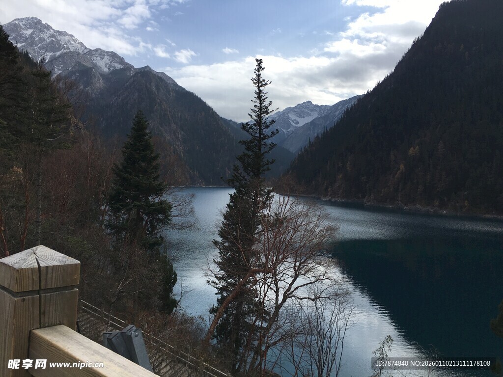 山间幽蓝湖泊美景