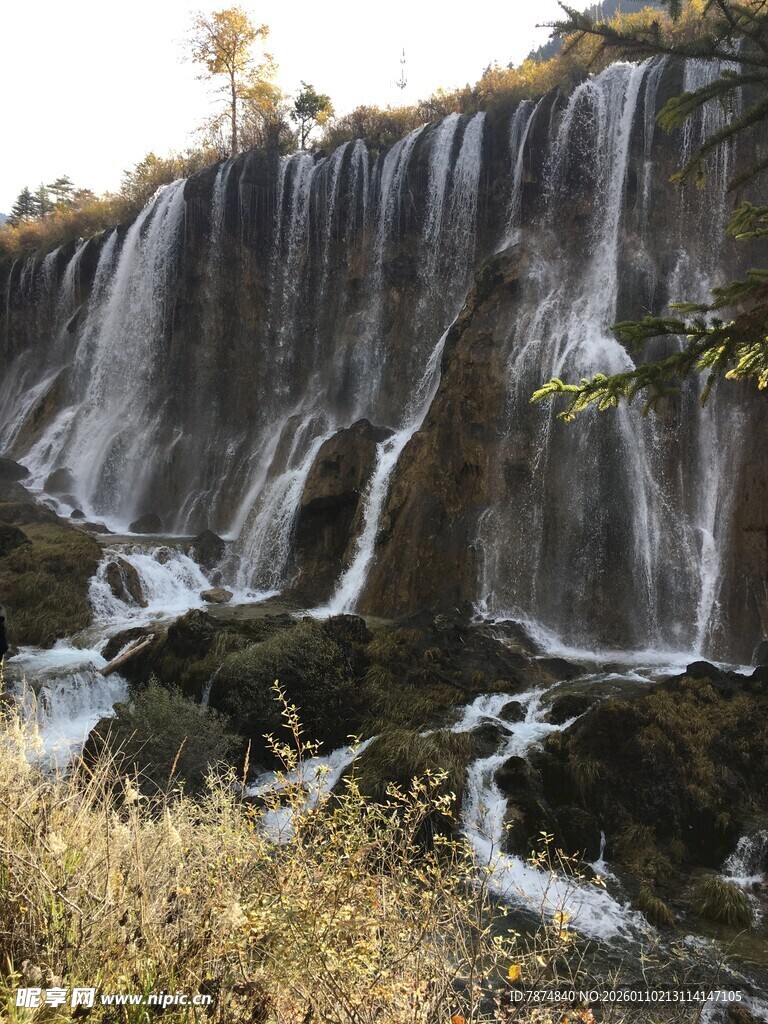 壮观山间瀑布自然美景