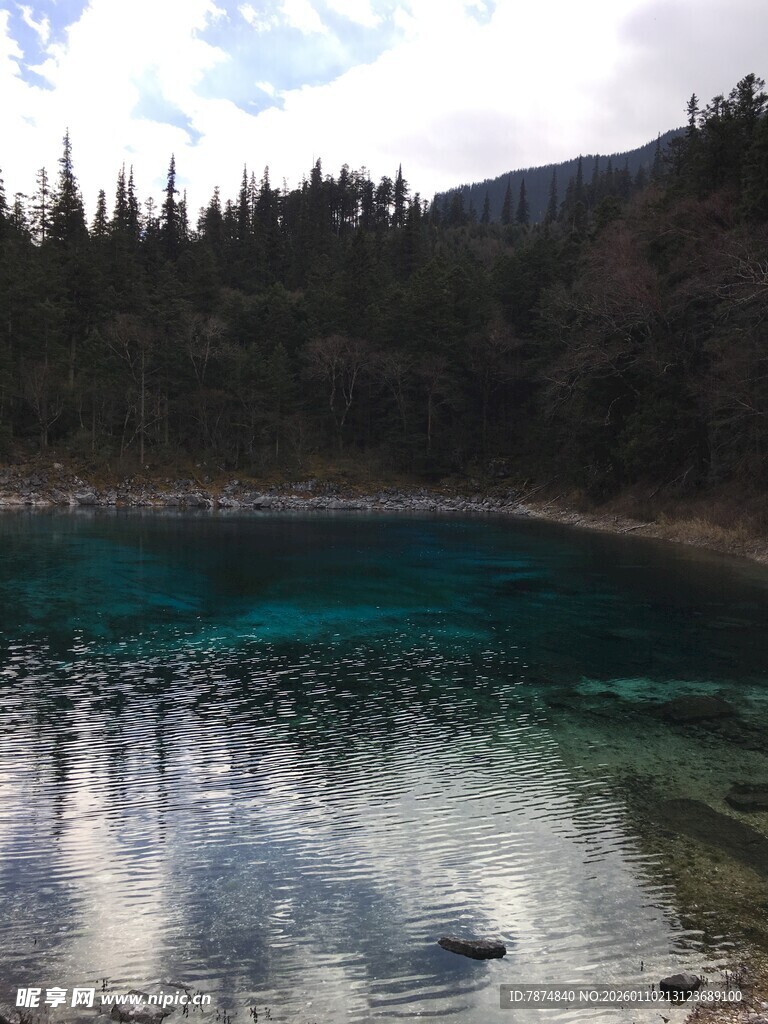 梦幻蓝湖映山林