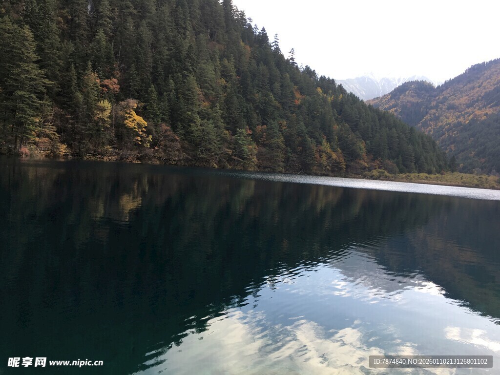 宁静山水湖景倒影如画
