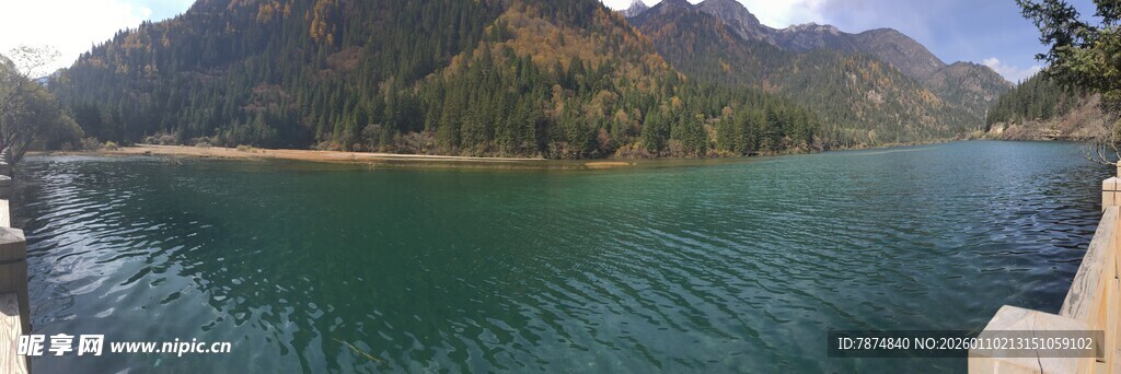 青山绿水间的宁静湖泊