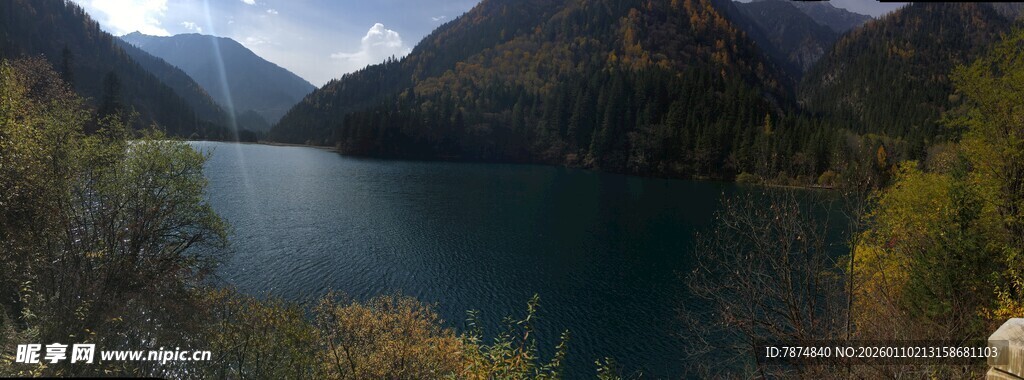 山间幽蓝湖泊美景