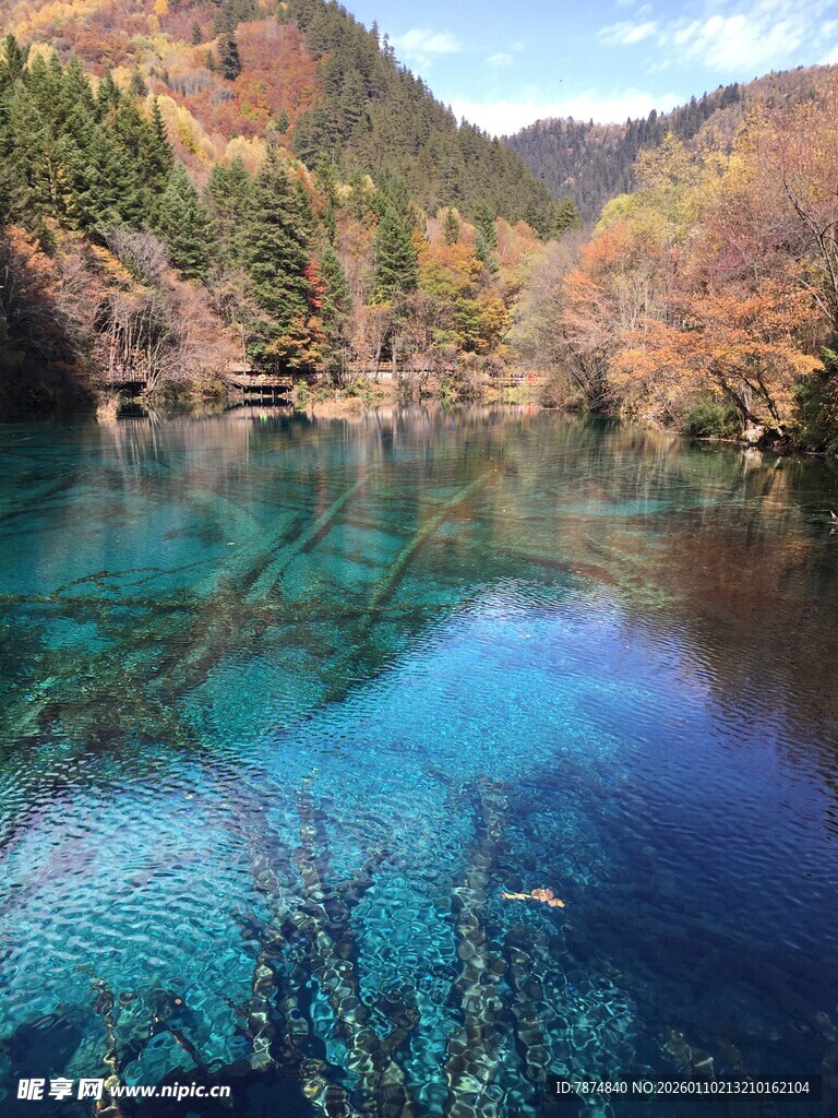 梦幻蓝湖的秋日山林美景