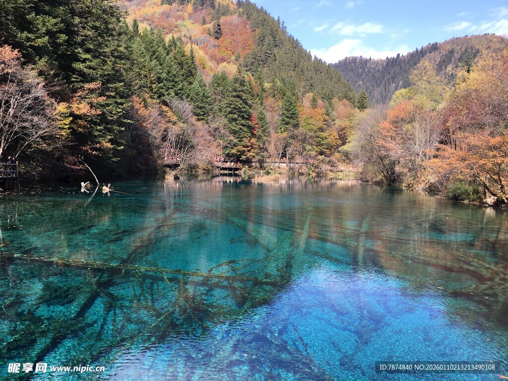 秋日澄澈湖水山林美景