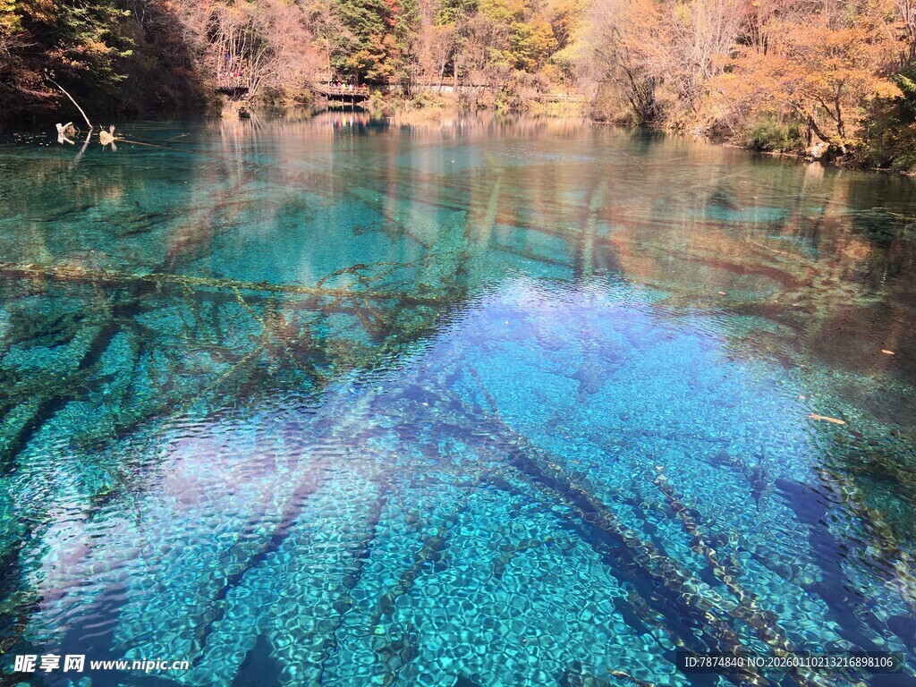 梦幻蓝绿湖水自然美景